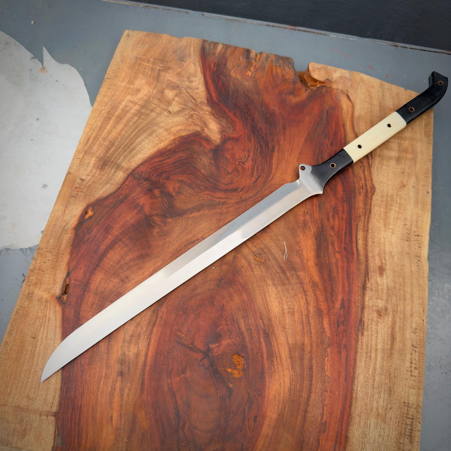 SCK-32 CUSTOM HANDMADE 3V STEEL SHORT SWORD WITH CAMEL BONE HANDLE WITH PURE LEATHER SHEATH