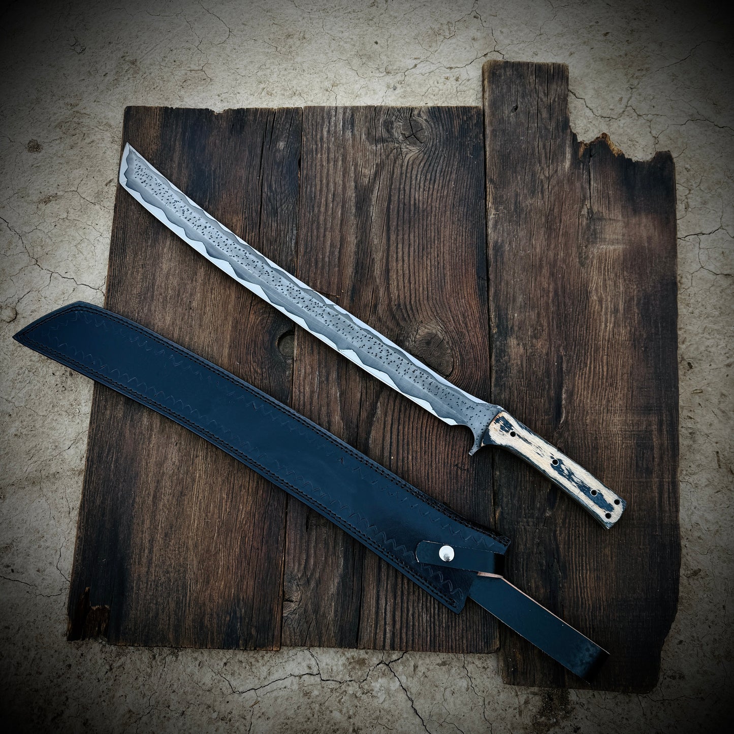 SCK-04 CUSTOM HANDMADE 3V STEEL RAZOR SHARP SWORD WITH PAKKA WOOD HANDLE AND LEATHER SHEATH.