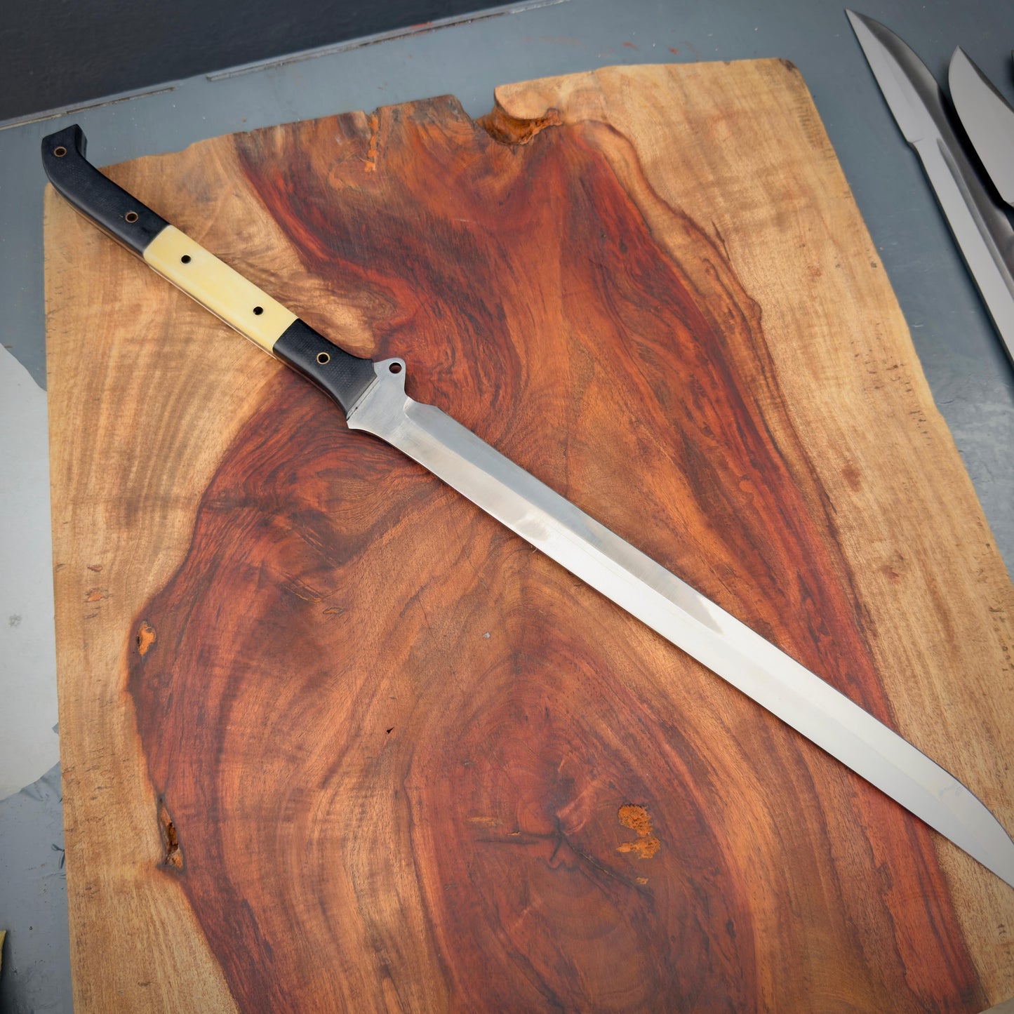 SCK-32 CUSTOM HANDMADE 3V STEEL SHORT SWORD WITH CAMEL BONE HANDLE WITH PURE LEATHER SHEATH