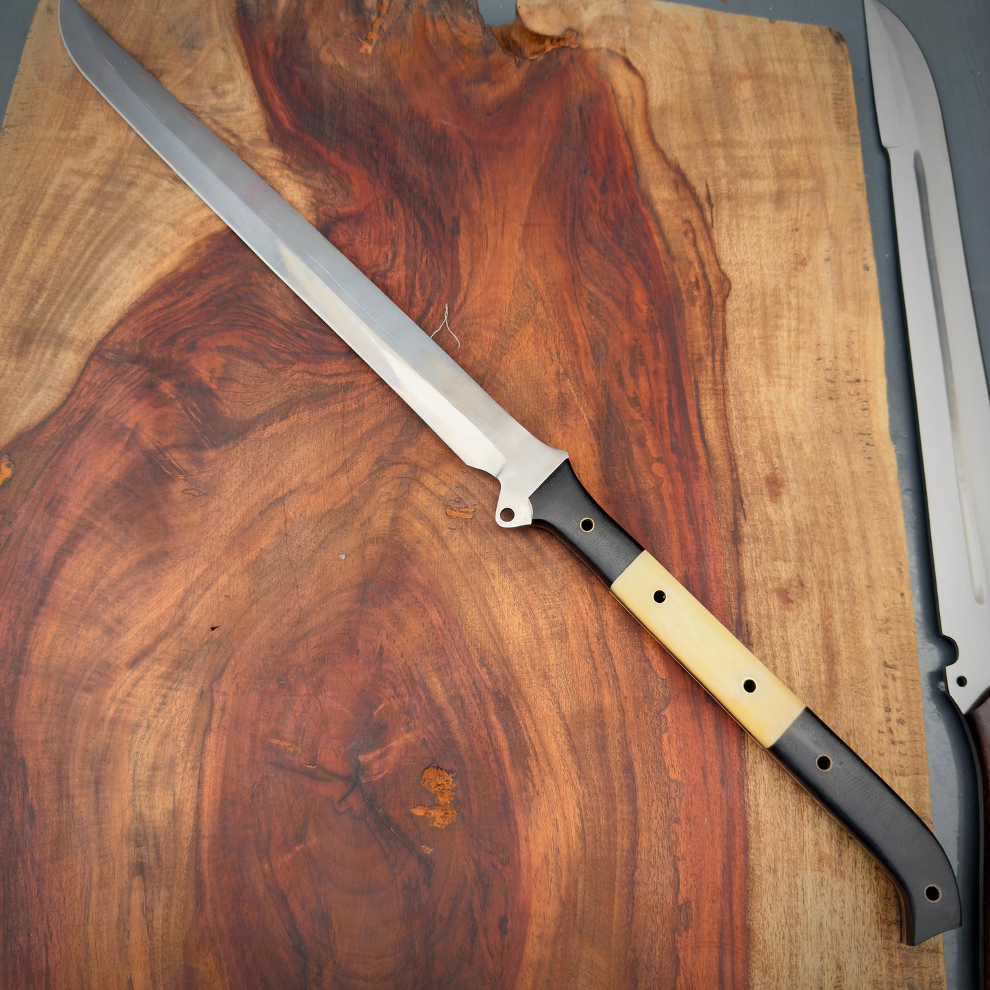 SCK-32 CUSTOM HANDMADE 3V STEEL SHORT SWORD WITH CAMEL BONE HANDLE WITH PURE LEATHER SHEATH