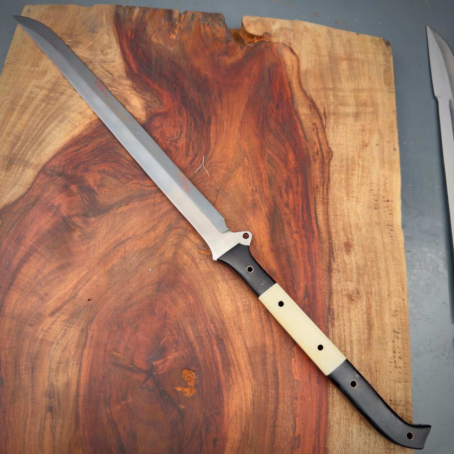 SCK-32 CUSTOM HANDMADE 3V STEEL SHORT SWORD WITH CAMEL BONE HANDLE WITH PURE LEATHER SHEATH