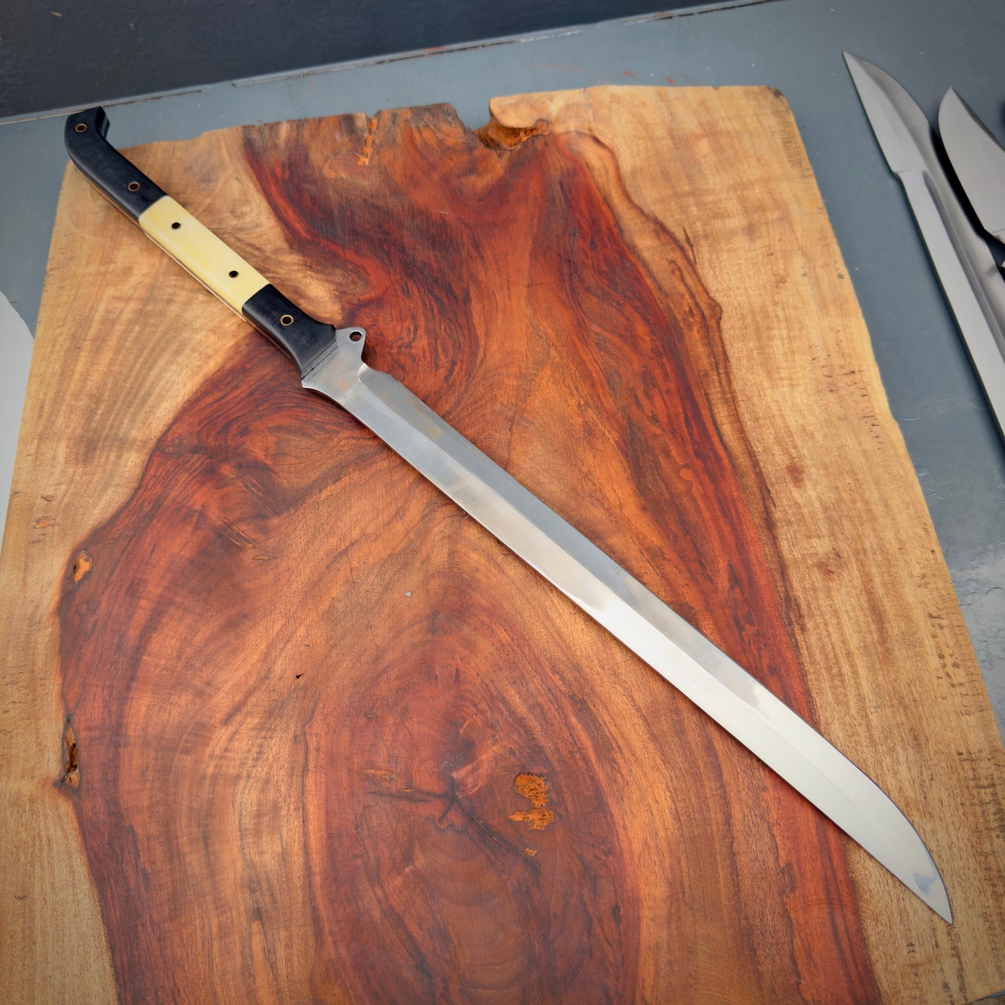 SCK-32 CUSTOM HANDMADE 3V STEEL SHORT SWORD WITH CAMEL BONE HANDLE WITH PURE LEATHER SHEATH
