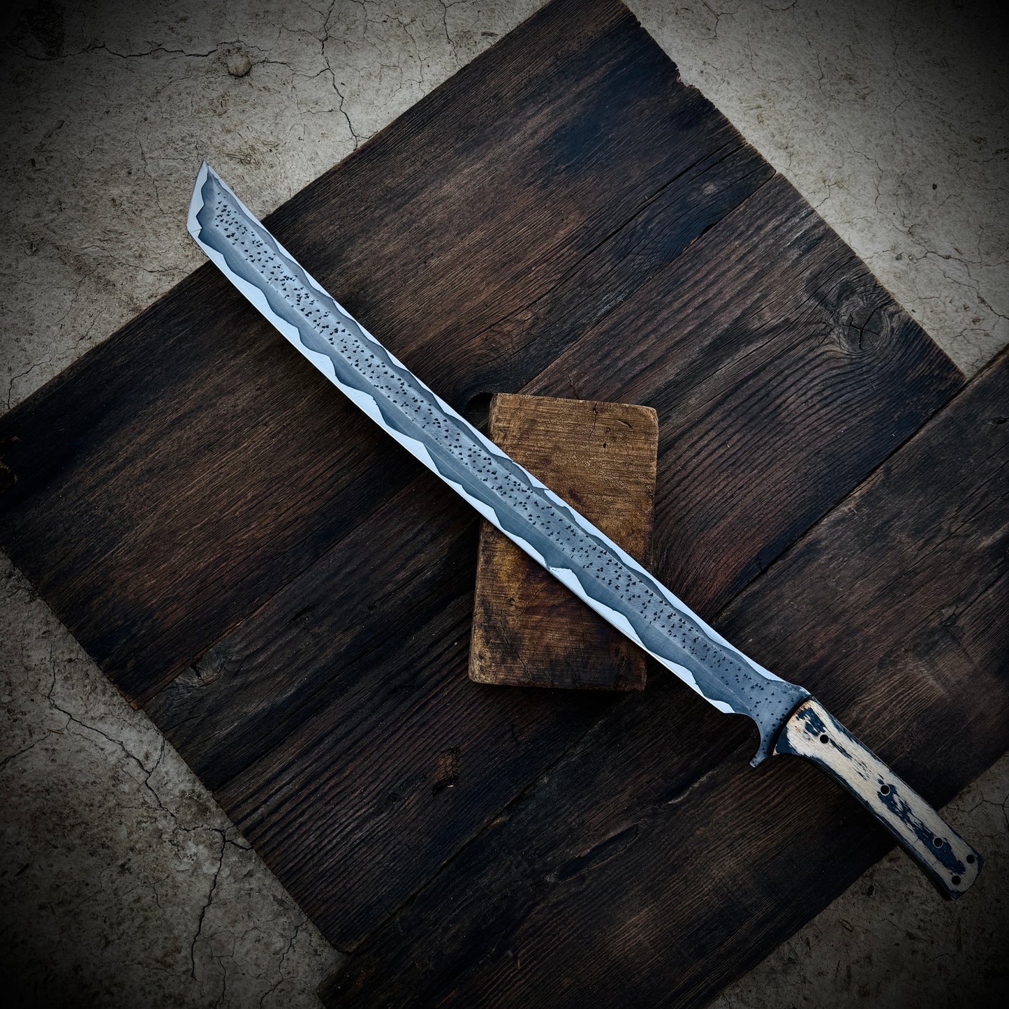 SCK-04 CUSTOM HANDMADE 3V STEEL RAZOR SHARP SWORD WITH PAKKA WOOD HANDLE AND LEATHER SHEATH.