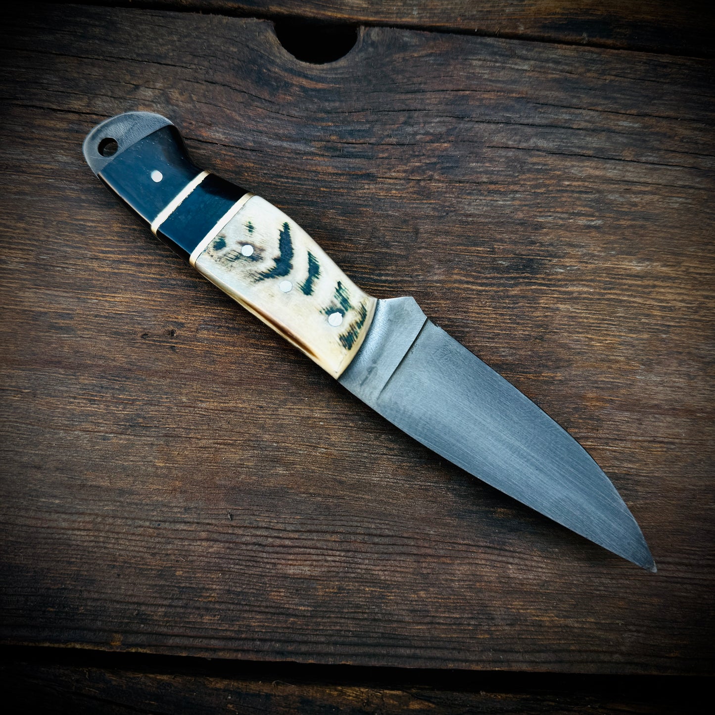 SCK-28 CUSTOM HANDMADE 3V STEEL SKINNER KNIFE WITH RAM HORN HANDLE WITH PURE LEATHER SHEATH