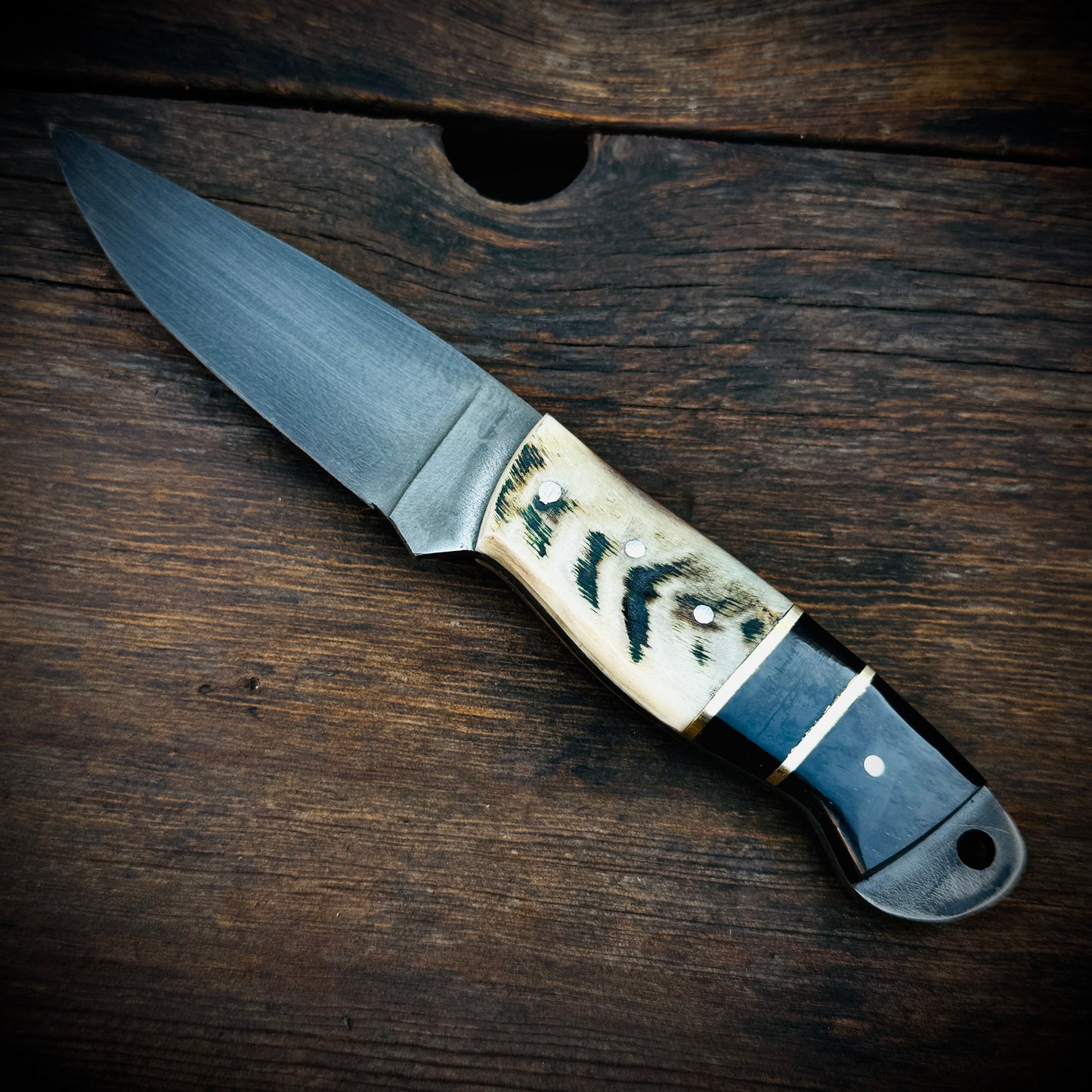 SCK-28 CUSTOM HANDMADE 3V STEEL SKINNER KNIFE WITH RAM HORN HANDLE WITH PURE LEATHER SHEATH