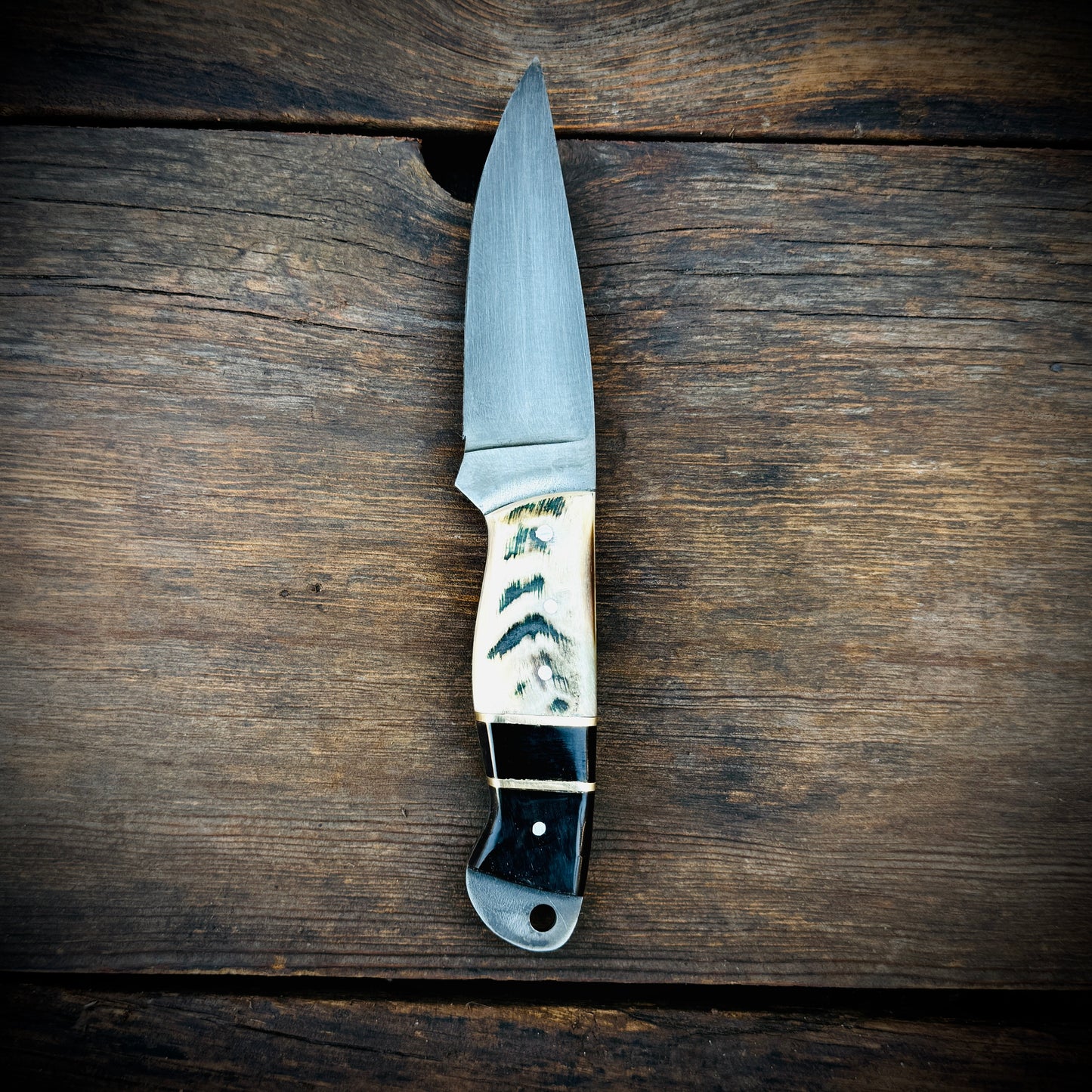 SCK-28 CUSTOM HANDMADE 3V STEEL SKINNER KNIFE WITH RAM HORN HANDLE WITH PURE LEATHER SHEATH