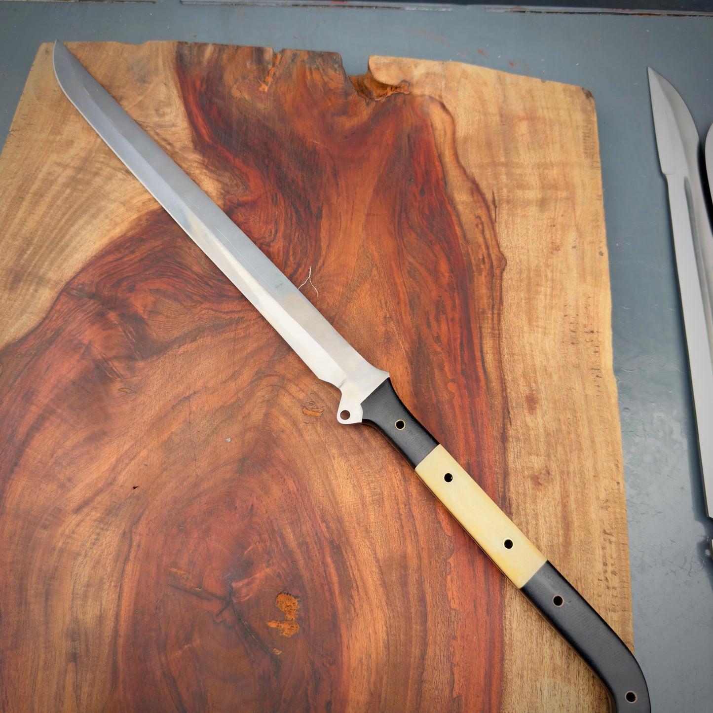 SCK-32 CUSTOM HANDMADE 3V STEEL SHORT SWORD WITH CAMEL BONE HANDLE WITH PURE LEATHER SHEATH