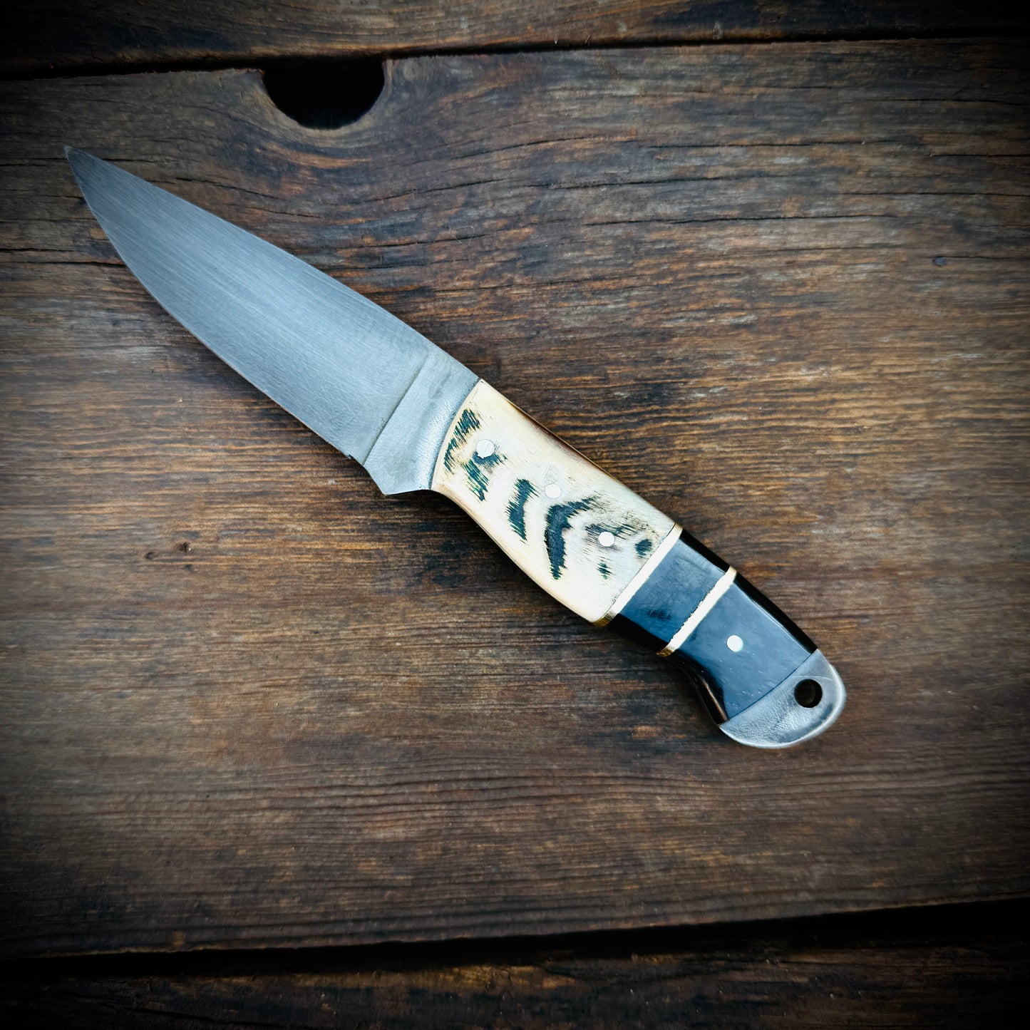 SCK-28 CUSTOM HANDMADE 3V STEEL SKINNER KNIFE WITH RAM HORN HANDLE WITH PURE LEATHER SHEATH