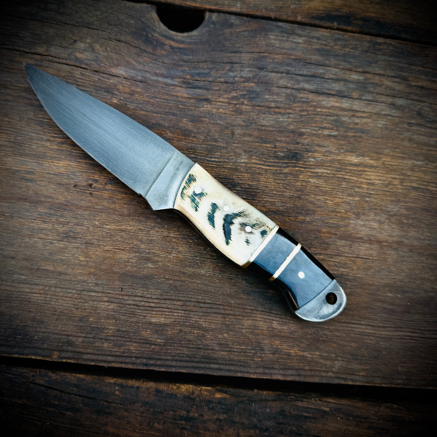 SCK-28 CUSTOM HANDMADE 3V STEEL SKINNER KNIFE WITH RAM HORN HANDLE WITH PURE LEATHER SHEATH