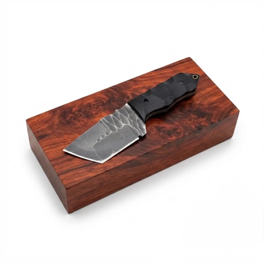 SCK-00 CUSTOM ORDET OF KNIVES TOGETHER WITH LEATHER SHEATH.