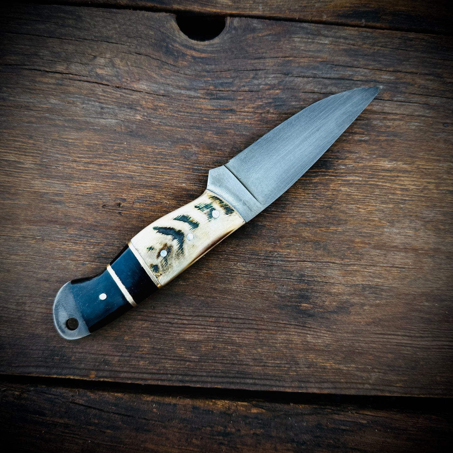 SCK-28 CUSTOM HANDMADE 3V STEEL SKINNER KNIFE WITH RAM HORN HANDLE WITH PURE LEATHER SHEATH