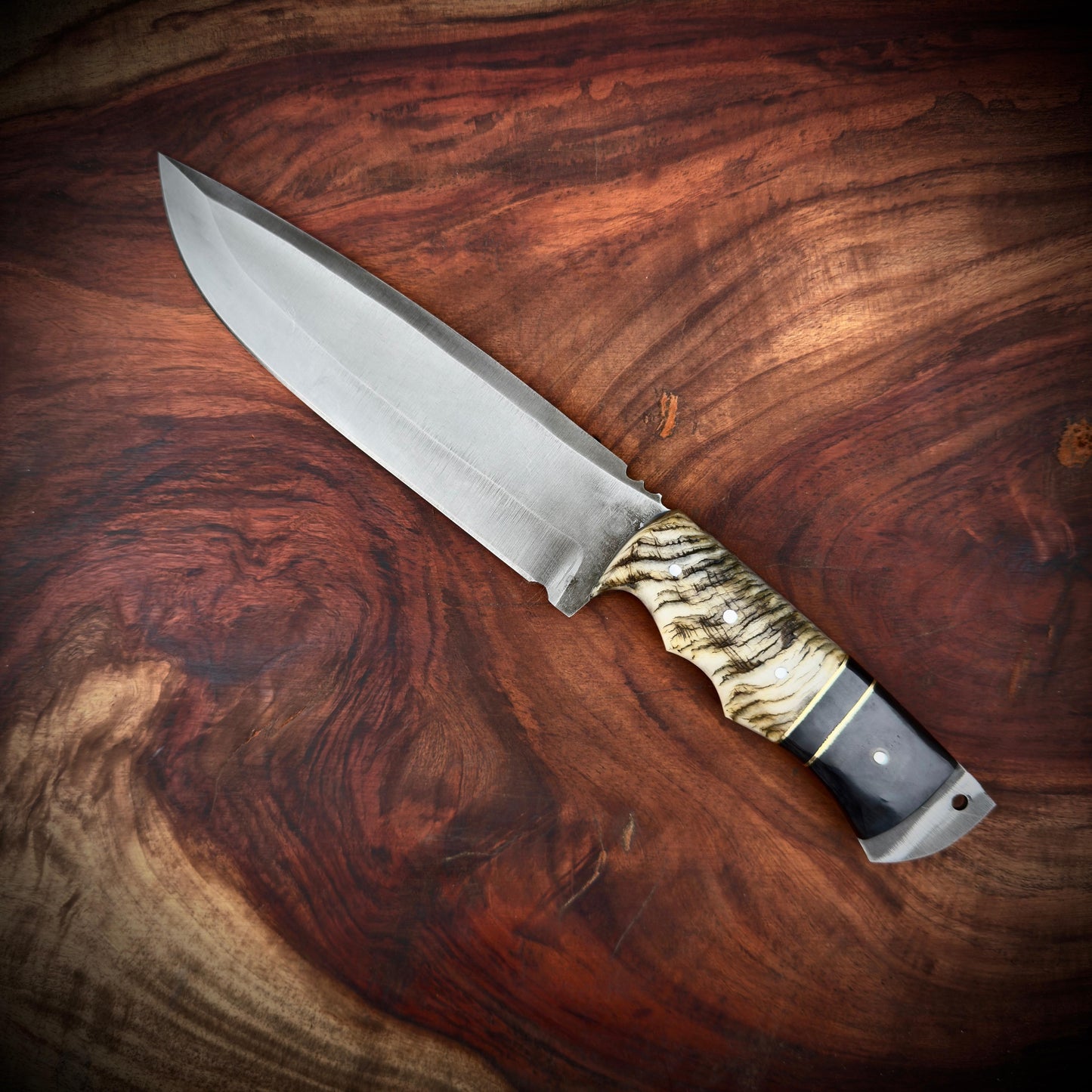 SCK-29 CUSTOM HANDMADE 3V STEEL SKINNER KNIFE WITH RAM HORN HANDLE WITH PURE LEATHER SHEATH