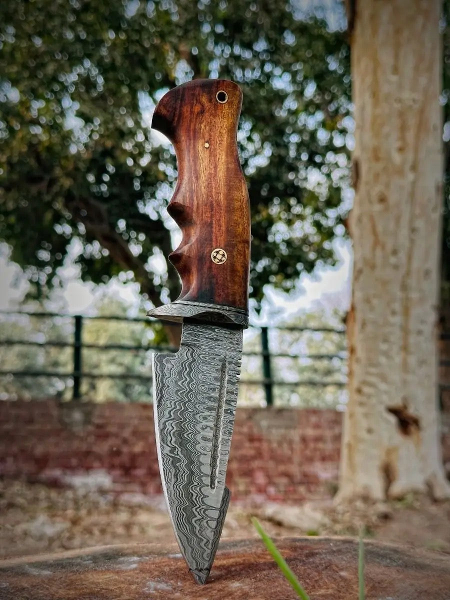 SCK-00 CUSTOM ORDET OF KNIVES TOGETHER WITH LEATHER SHEATH.