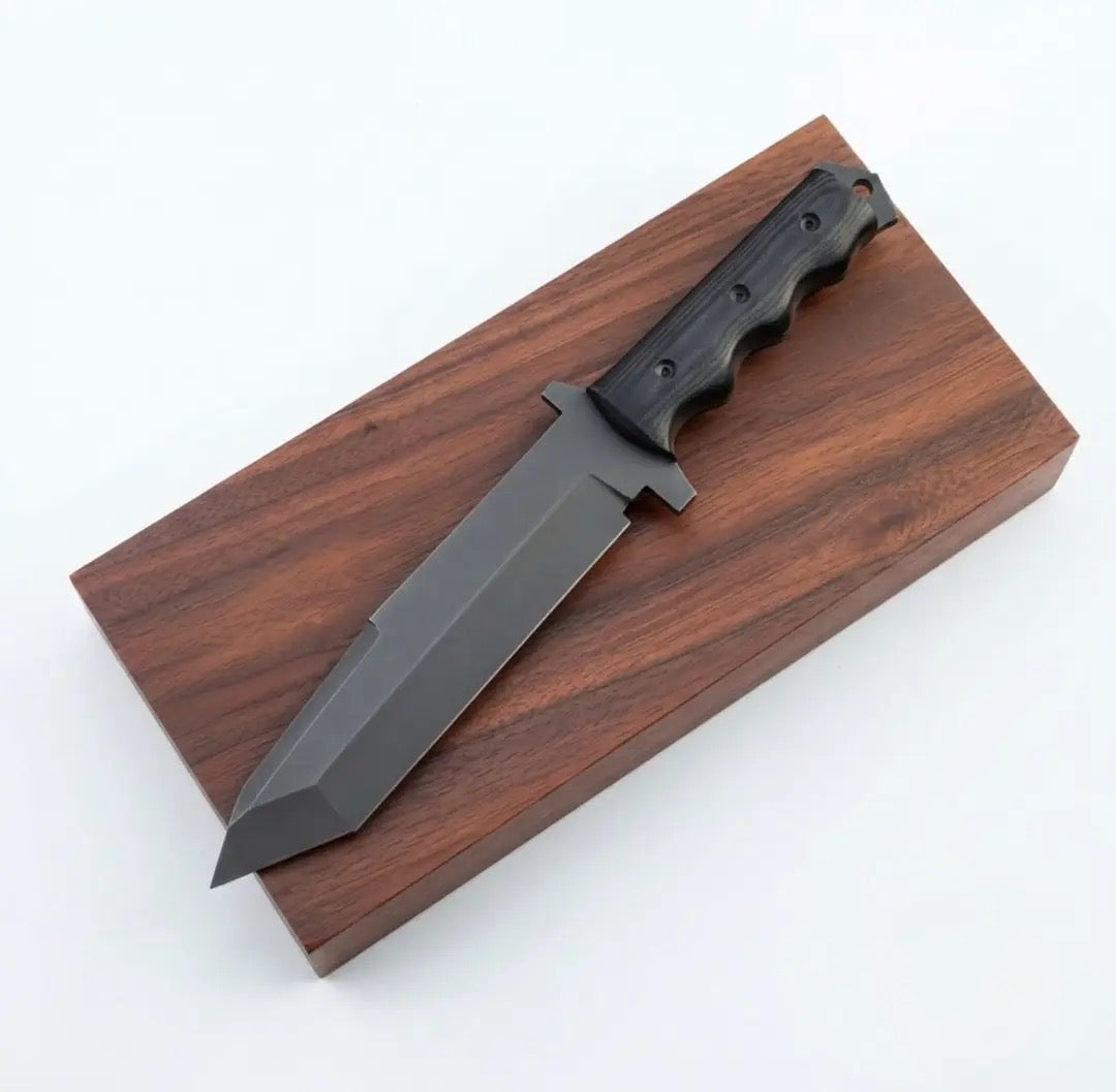 SCK-00 CUSTOM ORDET OF KNIVES TOGETHER WITH LEATHER SHEATH.