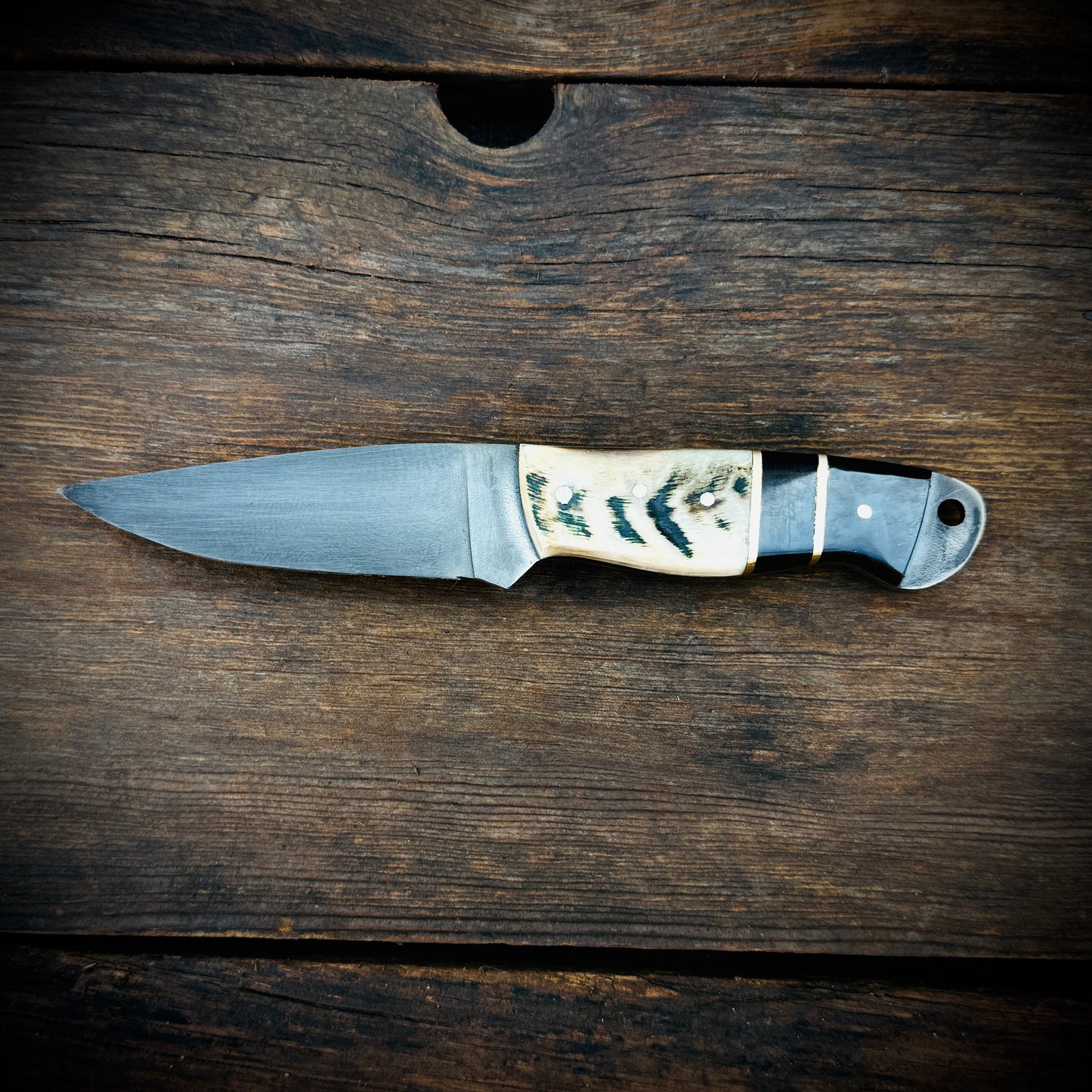 SCK-28 CUSTOM HANDMADE 3V STEEL SKINNER KNIFE WITH RAM HORN HANDLE WITH PURE LEATHER SHEATH